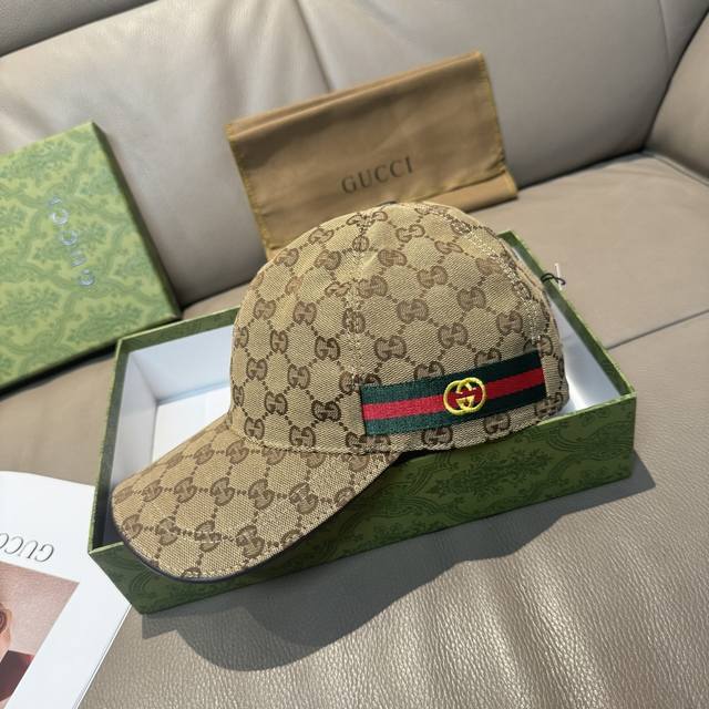 comes with a box bag. This Gucci spring/summer new original baseball cap feature