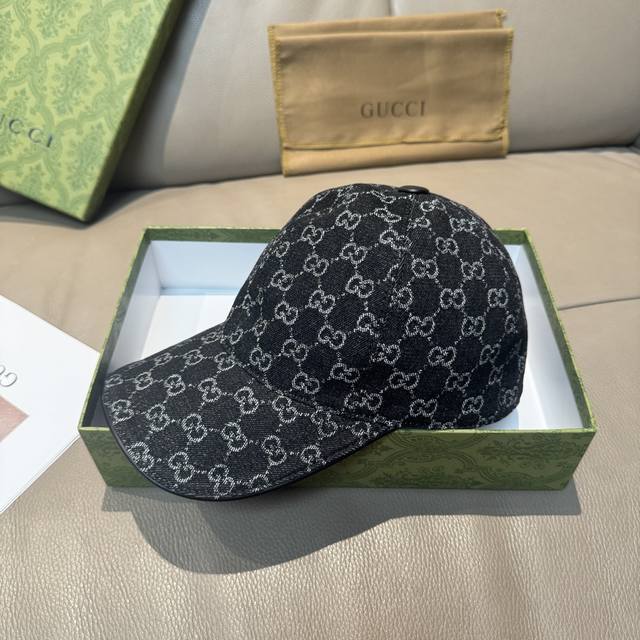 comes with a box bag. This Gucci classic baseball cap features a double G denim