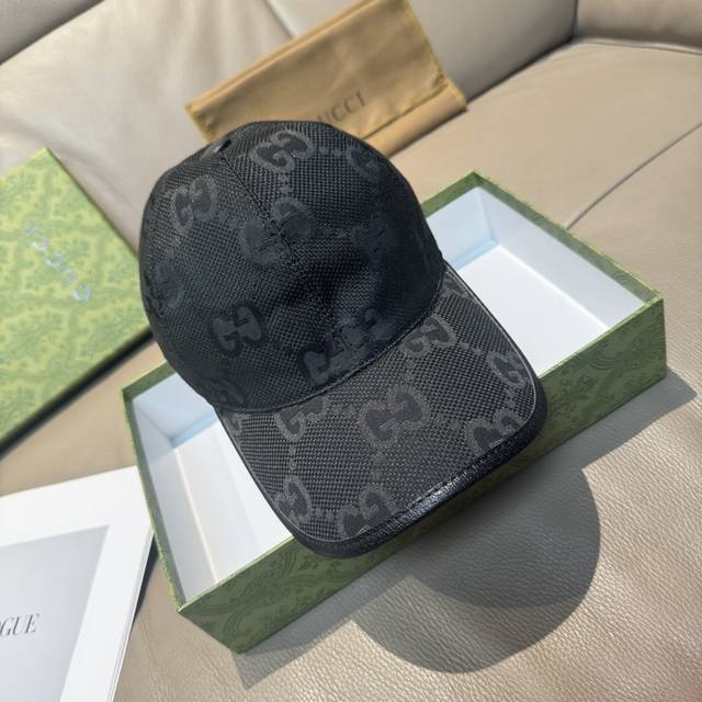 comes with a packaging bag. This is a new Gucci baseball cap with a large double