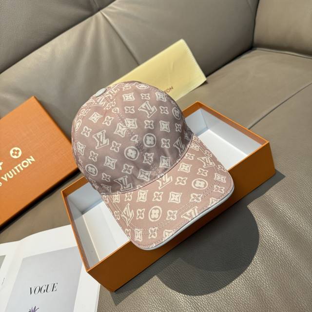 comes with a packaging bag. This is a new, original Gucci baseball cap with a me