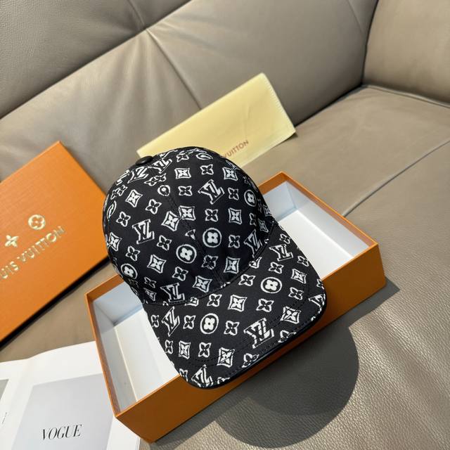 comes with a packaging bag. This is a new, original Gucci baseball cap with a me