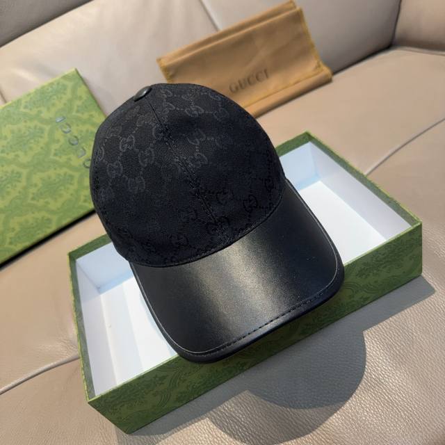 comes with a box bag. This new Gucci baseball cap features canvas and leather pa