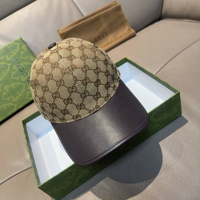 comes with a box bag. This new Gucci baseball cap features canvas and leather pa