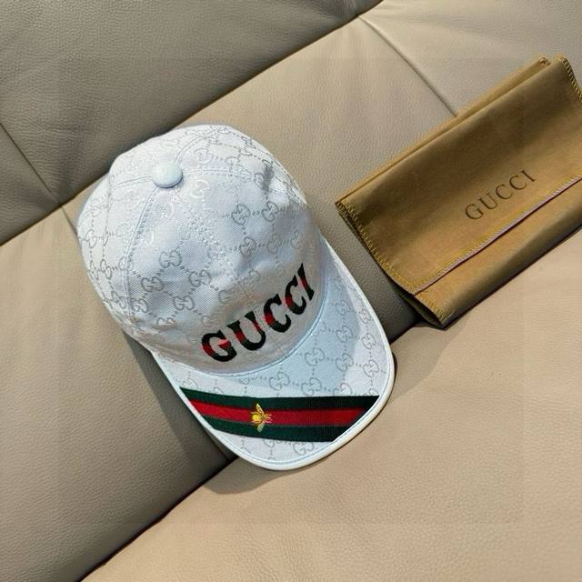 comes with a box bag. This new Gucci baseball cap is original and original. Made