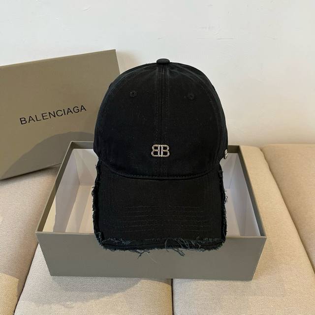 Balenciaga's new logo baseball cap in cool colors, perfect for both men and wome