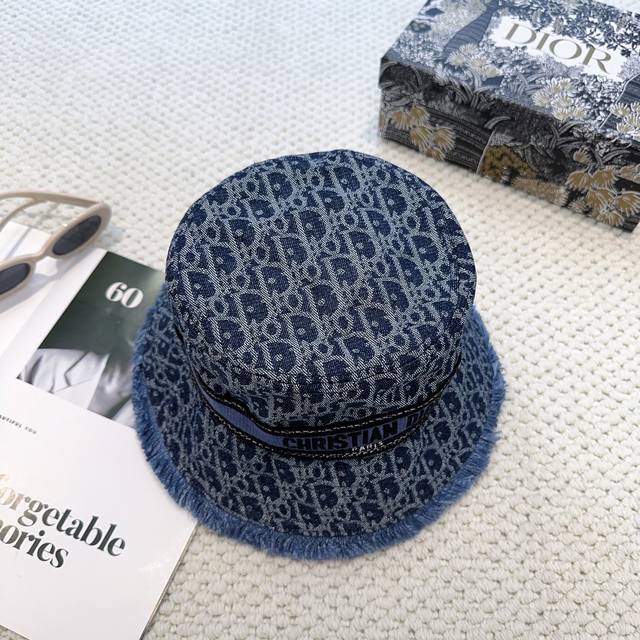 Dior new original bucket hat, exquisite and pure style, very cool and fashionabl