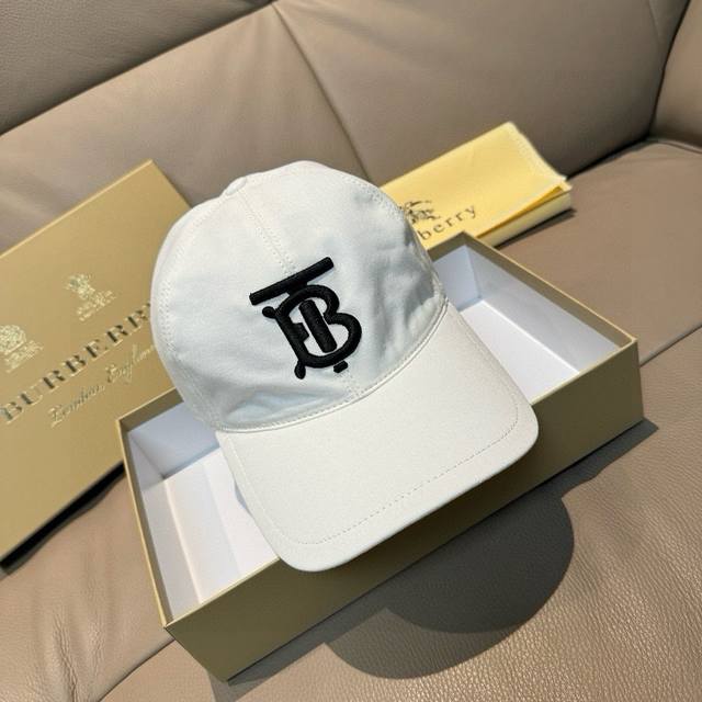 Comes with a box bag, this Burberry bestseller baseball cap is original, custom-