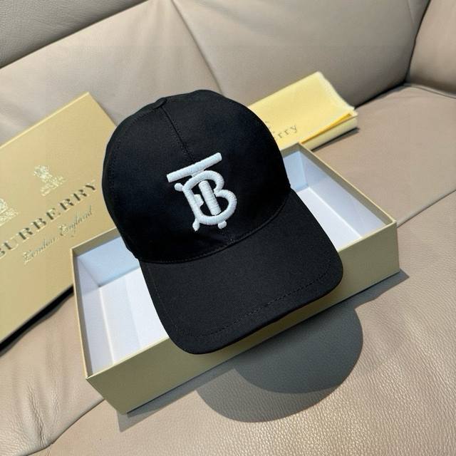 comes with a box and fabric bag. This Burberry baseball cap is a must-have. Made
