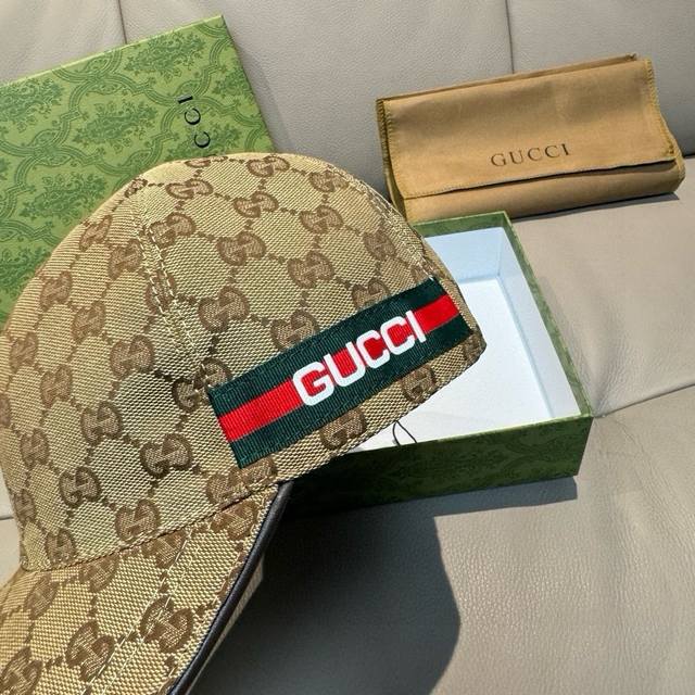comes with a box bag. This Gucci spring/summer new baseball cap features a logo