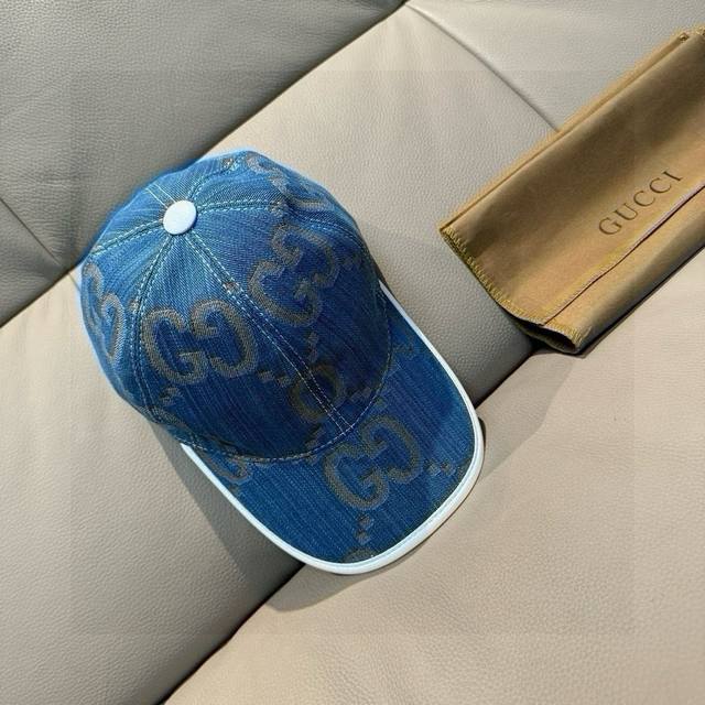 comes with a packaging bag. This new Gucci baseball cap features a large double