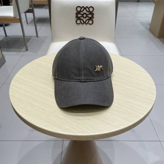 Dior new original baseball cap, exquisite and pure style, very cool and fashiona