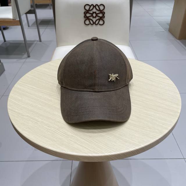 Dior new original baseball cap, exquisite and pure style, very cool and fashiona