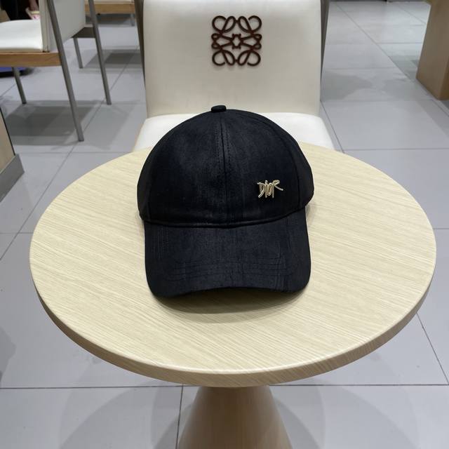 Dior new original baseball cap, exquisite and pure style, very cool and fashiona