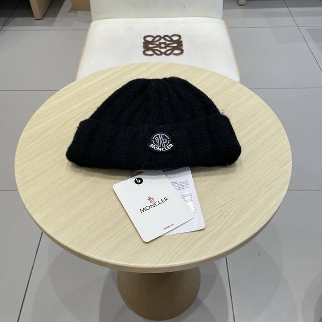 Moncler classic knitted hat from the official website, a replica of the original