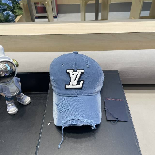 Lv autumn new style baseball cap with small label in several colors is really at
