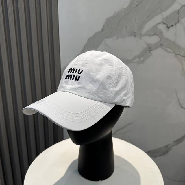 Miumiu's new quick-drying simple baseball cap is lightweight, breathable, and ve