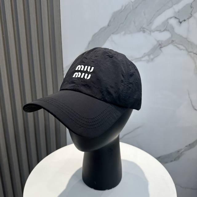 Miumiu's new quick-drying simple baseball cap is light, breathable, and versatil