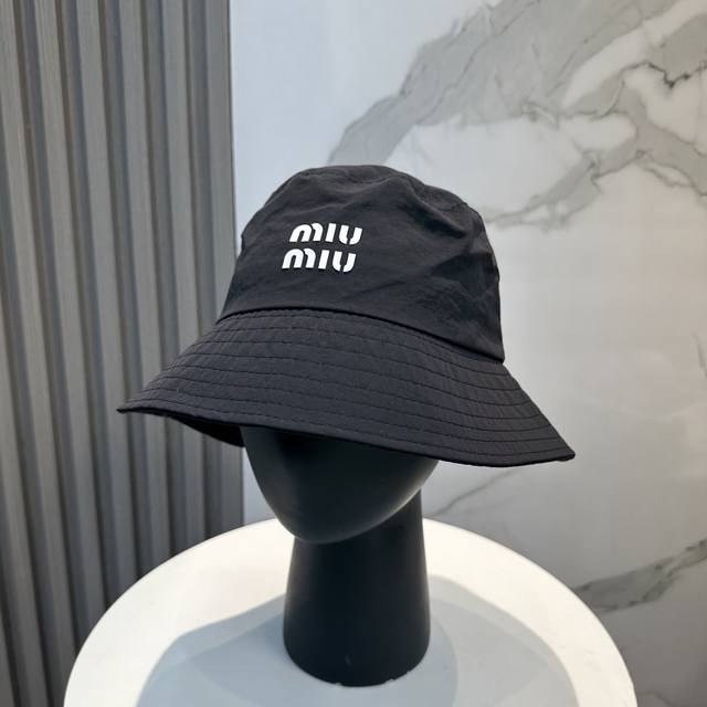 Miumiu's new quick-drying simple bucket hat is light, breathable, and versatile.