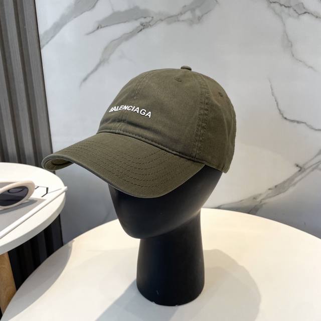 Balenciaga baseball cap. My family is a master of Balenciaga's craftsmanship. Th