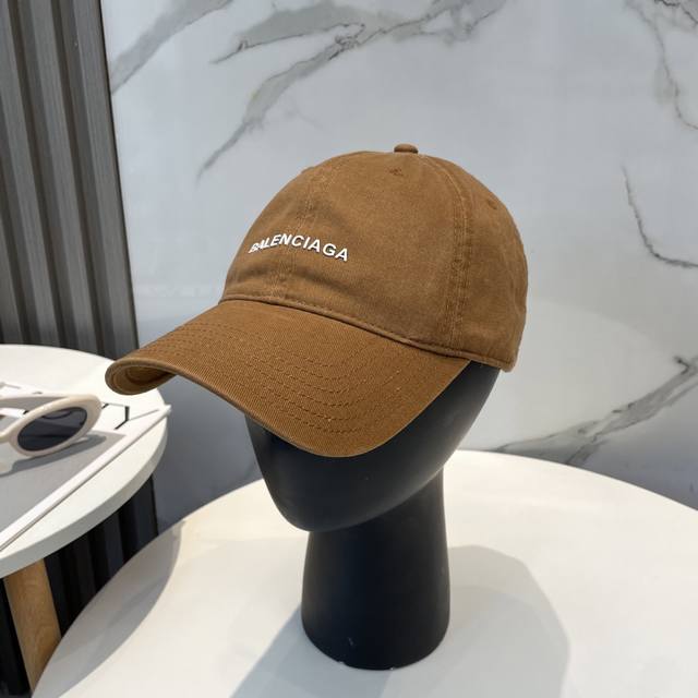 Balenciaga baseball cap. My family is a master of Balenciaga's craftsmanship. Th