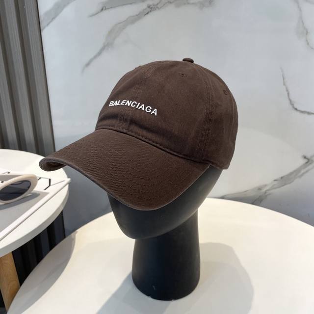 Balenciaga baseball cap. My family is a master of Balenciaga's craftsmanship. Th