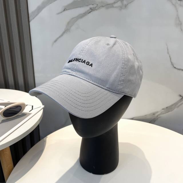 Balenciaga baseball cap. My family is a master of Balenciaga's craftsmanship. Th