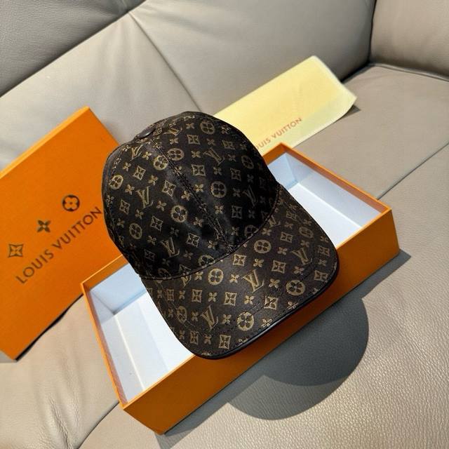 comes with a box bag. This new Louis Vuitton baseball cap features a colorful ja