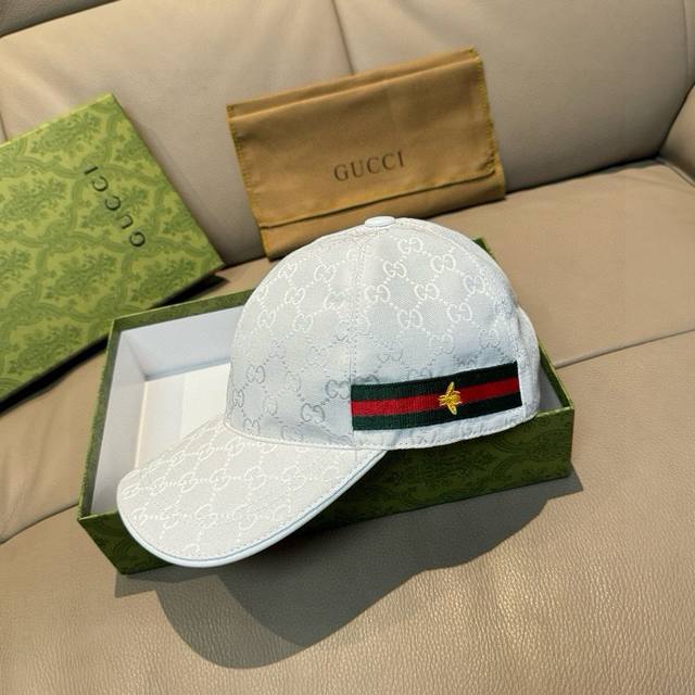 a timeless classic! Comes with a box and pouch. This Gucci classic baseball cap