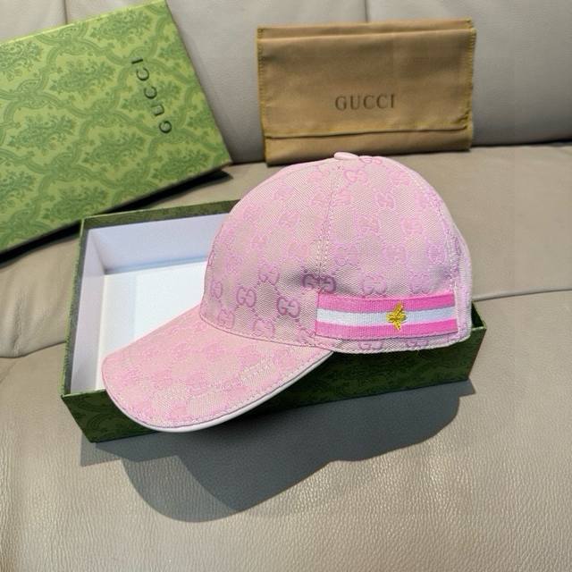 a timeless classic! Comes with a box and pouch. This Gucci classic baseball cap