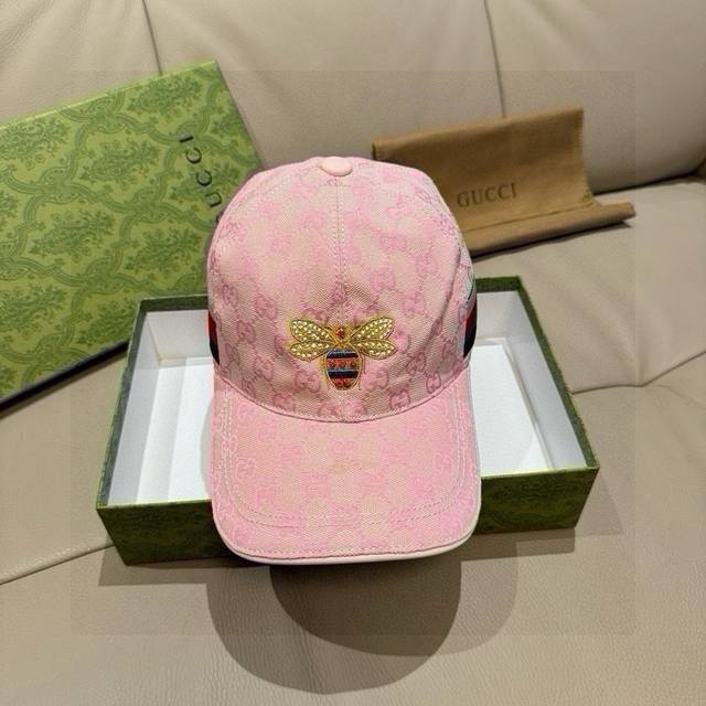 comes with a box bag. This original Gucci baseball cap features bee embroidery.