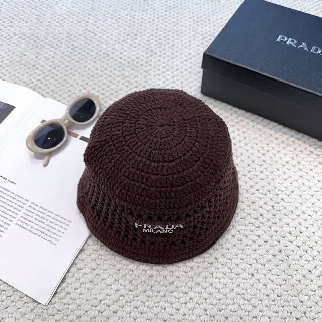 Prada's new knitted bucket hat is made of high-density material. It is a very ta