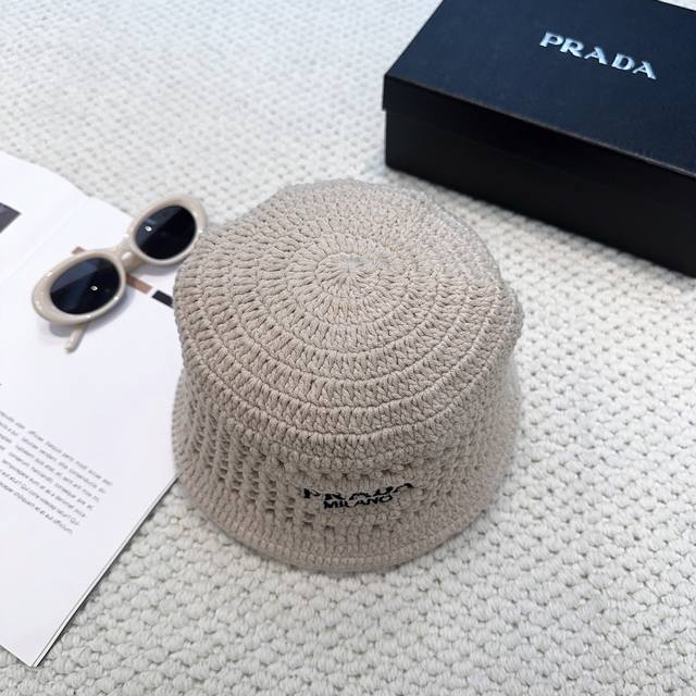 Prada's new knitted bucket hat is made of high-density material. It is a super t