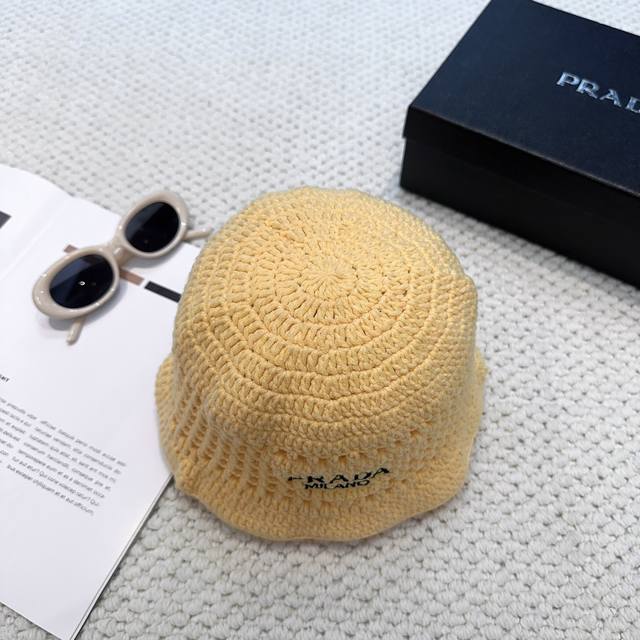 Prada's new knitted bucket hat is made of high-density material. It is a super t