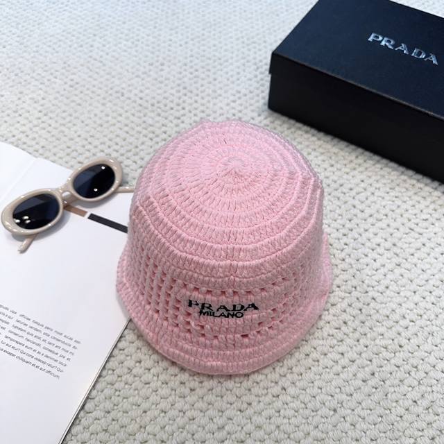 Prada's new knitted bucket hat is made of high-density material. It is a very ta