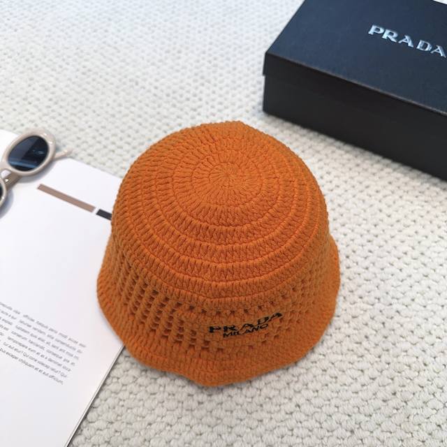 Prada's new knitted bucket hat is made of high-density material. It is a super t