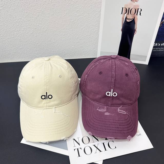 Alo's new washed baseball cap is a must-have for fashionistas! This soft-top cap