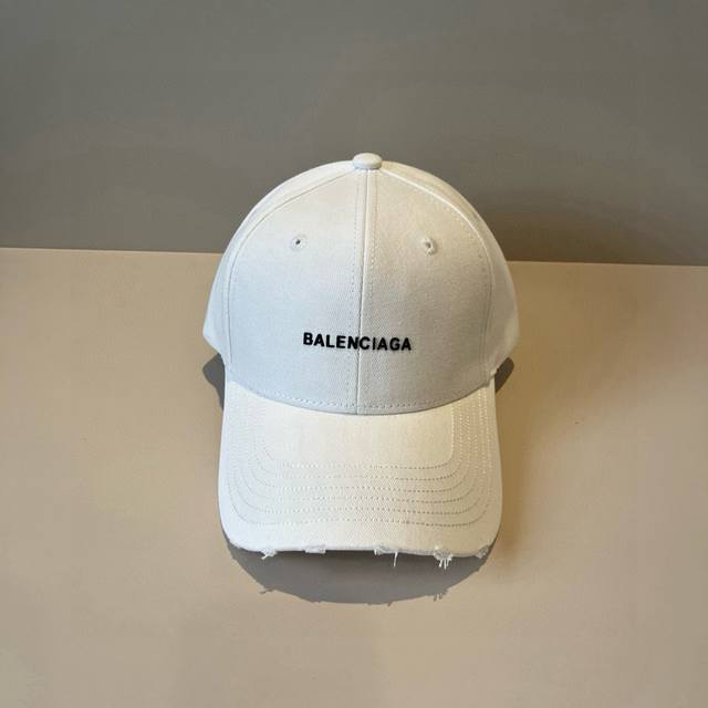 Balenciaga 's new logo baseball cap in cool colors, perfect for both men and wom
