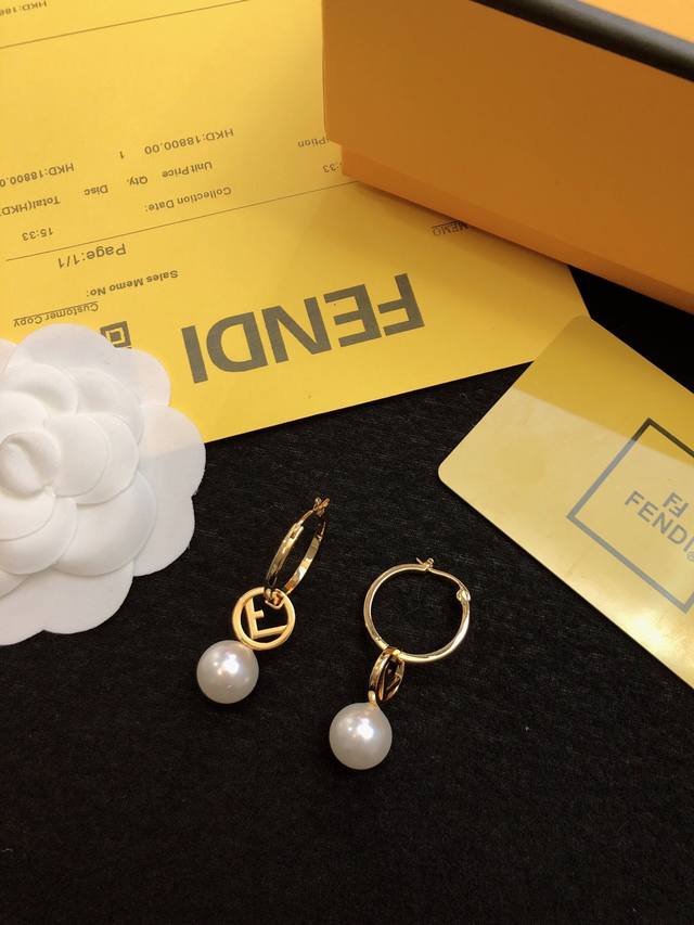 Fendi earrings high-end custom hot style new simple and generous earrings gorgeo