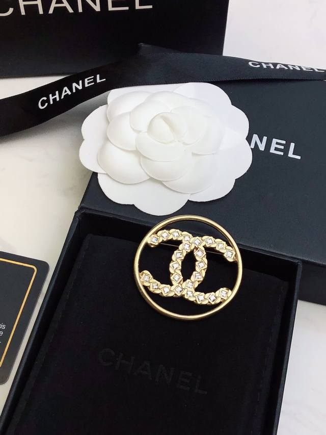Chanel classic brooch real details present the official website homepage new gra