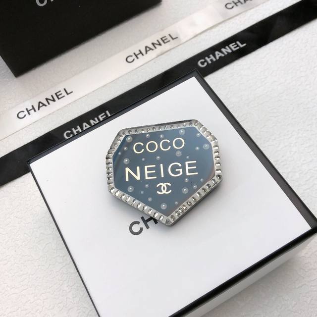 Chanel resin brooch Brooch Sometimes simplicity does not necessarily mean ordina