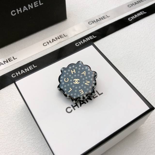 Chanel resin brooch Brooch Sometimes simplicity does not necessarily mean ordina