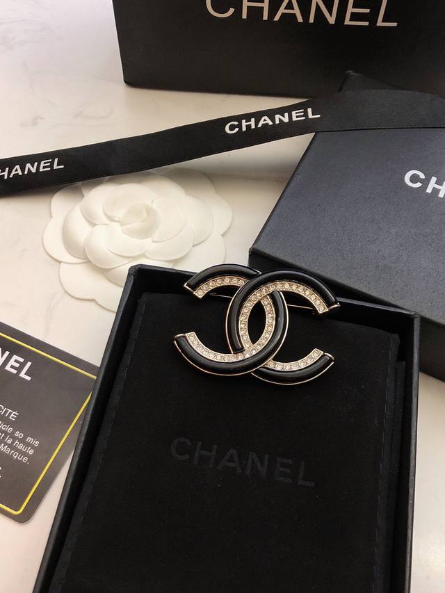 Chanel brooch hot-selling model, hot new classic double C mother-of-pearl brooch
