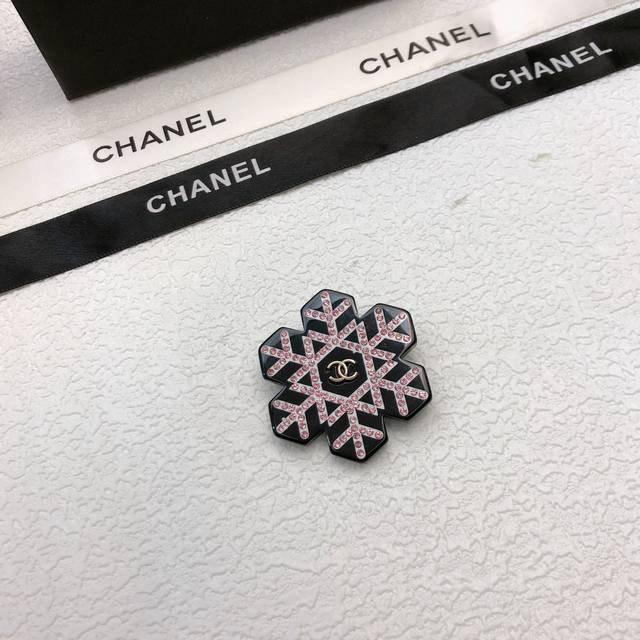 Chanel resin brooch Brooch Sometimes simplicity does not necessarily mean ordina