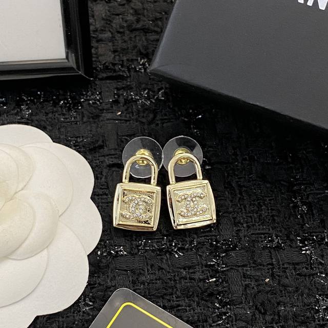 Chanel earrings are hot-selling and are now available. Chanel22 retro lock earri
