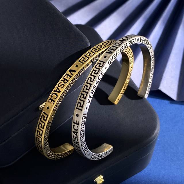 Versace Versace European and American retro fashion English letter C-shaped open