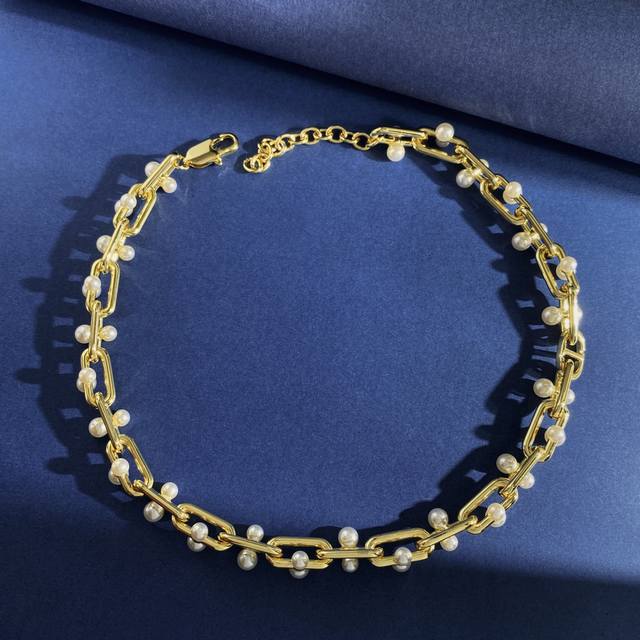 Dior new European and American fashion metal finish with chain pearl Cd letter n