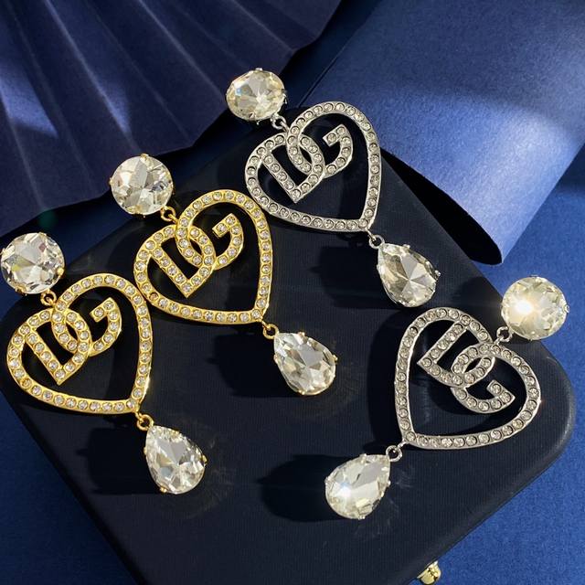 D&G retro fashion luxury round diamond pendant full diamond heart-shaped hollow