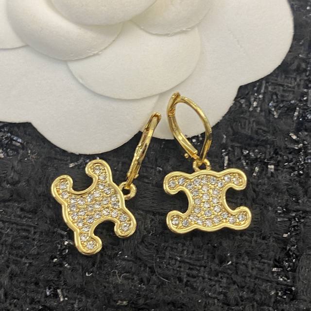 Celine's hot-selling earrings are back! Celine's new full-diamond Arc de Triomph