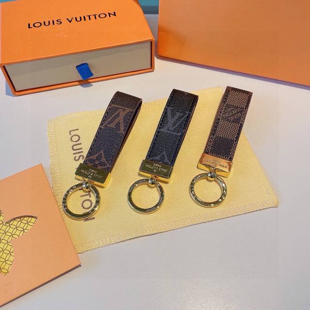 Lv classic old flower chess keychain, and durable, is the ideal material for Dra