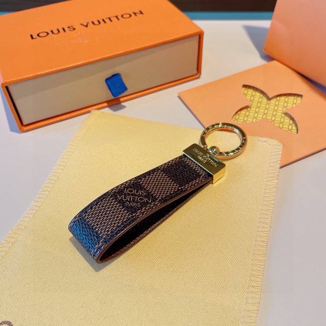 Lv classic old flower chess keychain, and durable, is the ideal material for Dra